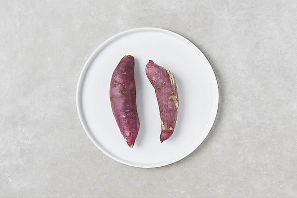 포토 JPG 스튜디오촬영 접시 다이어트 회색배경 실내 사람없음 하이앵글 고구마 건강식 저칼로리식단 국내포토 식기 음식 뷰포인트 백그라운드 뿌리채소 건강 내부 회색 식단 저칼로리 파일형식