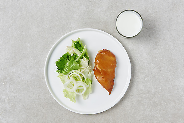 포토 JPG 스튜디오촬영 접시 다이어트 채소 회색배경 실내 사람없음 하이앵글 샐러드 우유 건강식 닭가슴살 우유잔 저칼로리식단 국내포토 식기 음식 뷰포인트 백그라운드 잔 유제품 건강 내부 닭고기 회색 식단 저칼로리 파일형식