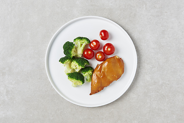 포토 JPG 스튜디오촬영 접시 다이어트 방울토마토 회색배경 실내 사람없음 하이앵글 브로콜리 건강식 닭가슴살 저칼로리식단 국내포토 식기 음식 뷰포인트 백그라운드 토마토 채소 건강 내부 닭고기 회색 식단 저칼로리 파일형식