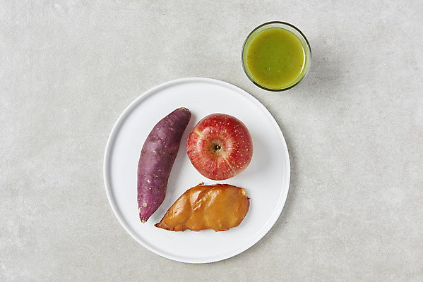 포토 JPG 스튜디오촬영 접시 다이어트 회색배경 잔 실내 사람없음 하이앵글 주스 사과 고구마 건강식 닭가슴살 저칼로리식단 해독주스 국내포토 식기 음료 음식 뷰포인트 백그라운드 과일 뿌리채소 건강 내부 닭고기 회색 식단 저칼로리 파일형식