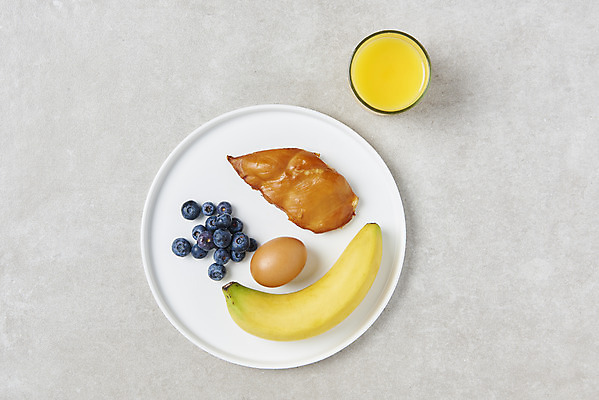 포토 JPG 스튜디오촬영 접시 다이어트 회색배경 잔 바나나 실내 사람없음 하이앵글 계란 주스 오렌지주스 블루베리 건강식 닭가슴살 저칼로리식단 국내포토 식기 음료 음식 뷰포인트 백그라운드 과일 건강 내부 알 닭고기 회색 과일주스 식단 저칼로리 파일형식