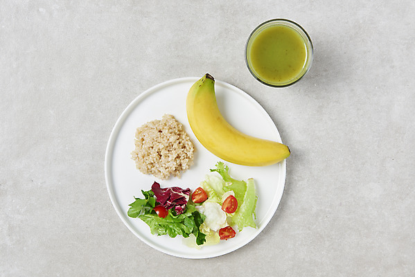 포토 JPG 스튜디오촬영 접시 다이어트 채소 회색배경 잔 바나나 실내 사람없음 하이앵글 주스 샐러드 건강식 저칼로리식단 현미밥 해독주스 국내포토 식기 음료 음식 뷰포인트 백그라운드 과일 밥 건강 내부 회색 식단 저칼로리 파일형식