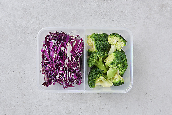 포토 JPG 스튜디오촬영 다이어트 회색배경 실내 사람없음 하이앵글 브로콜리 도시락 건강식 도시락통 저칼로리식단 적양배추 포장용기 국내포토 음식 뷰포인트 백그라운드 채소 건강 내부 회색 용기_그릇 양배추 식단 저칼로리 포장재료 파일형식