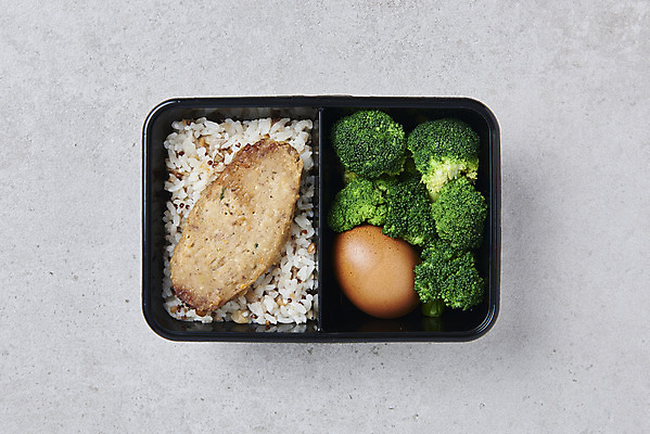 포토 JPG 스튜디오촬영 다이어트 회색배경 실내 사람없음 하이앵글 계란 브로콜리 도시락 건강식 도시락통 저칼로리식단 포장용기 현미밥 국내포토 음식 뷰포인트 백그라운드 채소 밥 건강 내부 알 회색 용기_그릇 식단 저칼로리 포장재료 파일형식