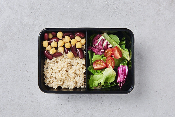 포토 JPG 스튜디오촬영 다이어트 채소 방울토마토 회색배경 실내 사람없음 하이앵글 샐러드 도시락 강낭콩 건강식 도시락통 병아리콩 저칼로리식단 포장용기 현미밥 국내포토 음식 뷰포인트 백그라운드 토마토 밥 콩 건강 내부 회색 용기_그릇 식단 저칼로리 포장재료 파일형식