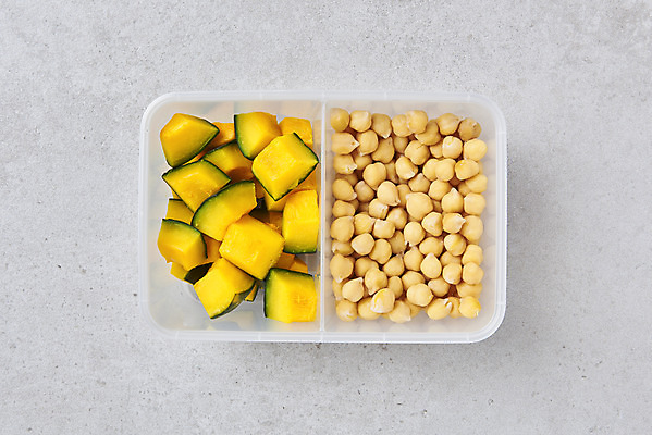 포토 JPG 스튜디오촬영 다이어트 회색배경 실내 사람없음 하이앵글 도시락 건강식 단호박 도시락통 병아리콩 저칼로리식단 포장용기 국내포토 음식 뷰포인트 백그라운드 호박 콩 건강 내부 회색 용기_그릇 식단 저칼로리 포장재료 파일형식