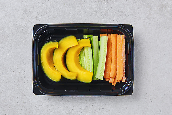 포토 JPG 스튜디오촬영 다이어트 회색배경 오이 실내 사람없음 하이앵글 당근 도시락 건강식 단호박 도시락통 저칼로리식단 포장용기 국내포토 음식 뷰포인트 백그라운드 채소 호박 뿌리채소 건강 내부 회색 용기_그릇 식단 저칼로리 포장재료 파일형식