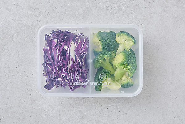 포토 JPG 스튜디오촬영 다이어트 포장 회색배경 실내 사람없음 하이앵글 브로콜리 도시락 건강식 도시락통 저칼로리식단 적양배추 포장용기 국내포토 음식 뷰포인트 백그라운드 채소 건강 내부 회색 용기_그릇 양배추 식단 저칼로리 포장재료 파일형식