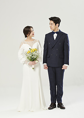 포토 JPG 스튜디오촬영 전신 부부 커플 여자 남자 행복 부케 웨딩드레스 결혼 실내 서기 들기 정장 턱시도 20대 성인 두명 앞모습 마주보기 한국인 흰배경 설레임 신랑신부 성인만 웨딩촬영 국내포토 드레스 옷 감정 신부_웨딩 뷰포인트 꽃다발 신랑 백그라운드 관계 모션 사람 동양인 이벤트 청년 내부 흰색 기념사진 파일형식