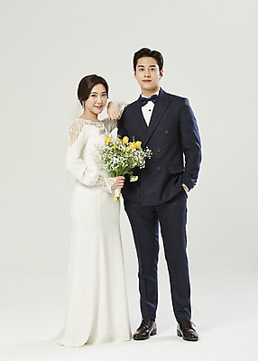 포토 JPG 스튜디오촬영 전신 부부 커플 여자 남자 행복 부케 웨딩드레스 결혼 실내 서기 들기 정장 턱시도 20대 성인 두명 앞모습 옆모습 한국인 흰배경 주머니손 설레임 신랑신부 성인만 어깨에손 웨딩촬영 국내포토 드레스 옷 감정 신부_웨딩 뷰포인트 꽃다발 신랑 백그라운드 관계 모션 사람 동양인 이벤트 청년 내부 흰색 기념사진 파일형식