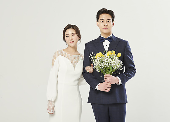 포토 JPG 스튜디오촬영 부부 커플 여자 남자 행복 부케 웨딩드레스 결혼 실내 미소 들기 정장 턱시도 상반신 20대 성인 두명 앞모습 팔짱 한국인 흰배경 설레임 신랑신부 성인만 웨딩촬영 국내포토 드레스 옷 감정 신부_웨딩 뷰포인트 꽃다발 신랑 백그라운드 관계 모션 표정 사람 동양인 이벤트 청년 내부 흰색 기념사진 파일형식