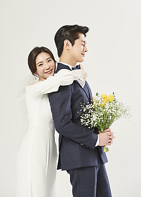 포토 JPG 스튜디오촬영 부부 커플 여자 남자 행복 부케 웨딩드레스 결혼 실내 서기 미소 들기 정장 턱시도 상반신 20대 성인 두명 옆모습 한국인 흰배경 백허그 설레임 신랑신부 성인만 웨딩촬영 국내포토 드레스 옷 감정 신부_웨딩 뷰포인트 꽃다발 신랑 백그라운드 관계 모션 포옹 표정 사람 동양인 이벤트 청년 내부 흰색 기념사진 파일형식