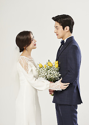 포토 JPG 스튜디오촬영 부부 커플 여자 남자 행복 부케 웨딩드레스 결혼 실내 들기 정장 턱시도 상반신 20대 성인 두명 옆모습 마주보기 한국인 흰배경 설레임 신랑신부 성인만 웨딩촬영 국내포토 드레스 옷 감정 신부_웨딩 뷰포인트 꽃다발 신랑 백그라운드 관계 모션 사람 동양인 이벤트 청년 내부 흰색 기념사진 파일형식