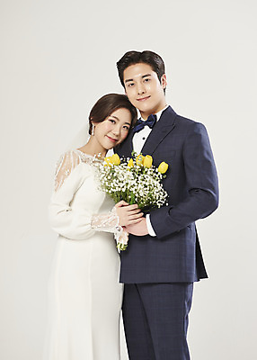 포토 JPG 스튜디오촬영 부부 커플 여자 남자 행복 부케 웨딩드레스 결혼 실내 미소 들기 정장 턱시도 상반신 20대 성인 두명 앞모습 옆모습 기댐 한국인 흰배경 설레임 신랑신부 성인만 웨딩촬영 국내포토 드레스 옷 감정 신부_웨딩 뷰포인트 꽃다발 신랑 백그라운드 관계 모션 표정 사람 동양인 이벤트 청년 내부 흰색 기념사진 파일형식