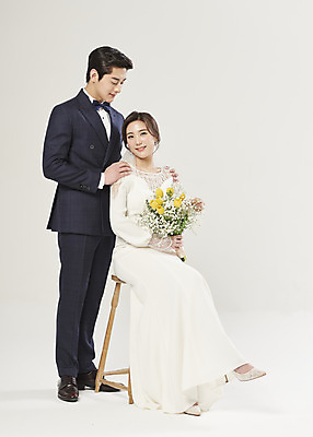 포토 JPG 스튜디오촬영 전신 부부 커플 여자 남자 행복 부케 웨딩드레스 결혼 의자 실내 서기 미소 들기 앉기 정장 턱시도 20대 성인 두명 앞모습 옆모습 한국인 흰배경 설레임 신랑신부 성인만 어깨에손 웨딩촬영 국내포토 드레스 옷 감정 신부_웨딩 뷰포인트 꽃다발 가구 신랑 백그라운드 관계 모션 표정 사람 동양인 이벤트 청년 내부 흰색 기념사진 파일형식