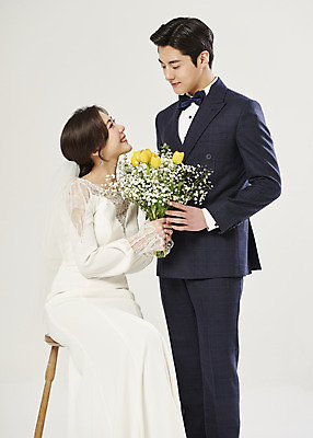 포토 JPG 스튜디오촬영 부부 커플 여자 남자 행복 부케 웨딩드레스 결혼 의자 실내 서기 미소 들기 앉기 정장 턱시도 상반신 20대 성인 두명 옆모습 마주보기 한국인 올려보기 흰배경 설레임 신랑신부 성인만 웨딩촬영 국내포토 드레스 옷 감정 신부_웨딩 뷰포인트 꽃다발 가구 신랑 백그라운드 관계 모션 표정 사람 동양인 이벤트 청년 내부 흰색 기념사진 파일형식