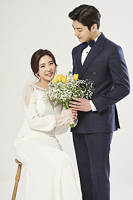 포토 JPG 스튜디오촬영 부부 커플 여자 남자 행복 부케 웨딩드레스 결혼 의자 실내 서기 미소 들기 앉기 정장 턱시도 상반신 20대 성인 두명 앞모습 옆모습 한국인 흰배경 설레임 신랑신부 성인만 웨딩촬영 국내포토 드레스 옷 감정 신부_웨딩 뷰포인트 꽃다발 가구 신랑 백그라운드 관계 모션 표정 사람 동양인 이벤트 청년 내부 흰색 기념사진 파일형식