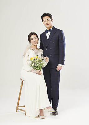 포토 JPG 스튜디오촬영 전신 부부 커플 여자 남자 행복 부케 웨딩드레스 결혼 의자 실내 서기 미소 들기 앉기 정장 턱시도 20대 성인 두명 앞모습 한국인 흰배경 설레임 신랑신부 성인만 웨딩촬영 국내포토 드레스 옷 감정 신부_웨딩 뷰포인트 꽃다발 가구 신랑 백그라운드 관계 모션 표정 사람 동양인 이벤트 청년 내부 흰색 기념사진 파일형식