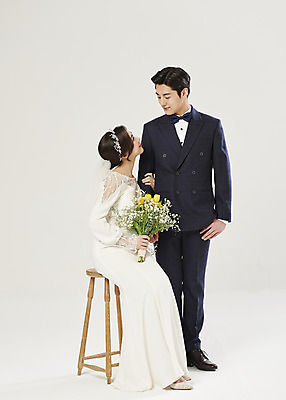 포토 JPG 스튜디오촬영 전신 부부 커플 여자 남자 행복 부케 웨딩드레스 결혼 의자 실내 서기 들기 앉기 정장 턱시도 20대 성인 두명 앞모습 옆모습 마주보기 팔짱 한국인 흰배경 설레임 신랑신부 성인만 웨딩촬영 국내포토 드레스 옷 감정 신부_웨딩 뷰포인트 꽃다발 가구 신랑 백그라운드 관계 모션 사람 동양인 이벤트 청년 내부 흰색 기념사진 파일형식