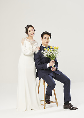 포토 JPG 스튜디오촬영 전신 부부 커플 여자 남자 행복 부케 웨딩드레스 결혼 의자 실내 서기 미소 들기 앉기 정장 턱시도 20대 성인 두명 앞모습 한국인 흰배경 설레임 신랑신부 성인만 웨딩촬영 국내포토 드레스 옷 감정 신부_웨딩 뷰포인트 꽃다발 가구 신랑 백그라운드 관계 모션 표정 사람 동양인 이벤트 청년 내부 흰색 기념사진 파일형식