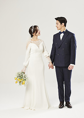 포토 JPG 스튜디오촬영 전신 부부 커플 여자 남자 행복 부케 웨딩드레스 결혼 실내 서기 들기 정장 턱시도 20대 성인 두명 앞모습 마주보기 손잡기 한국인 흰배경 설레임 신랑신부 성인만 웨딩촬영 국내포토 드레스 옷 감정 신부_웨딩 뷰포인트 꽃다발 신랑 백그라운드 관계 모션 사람 동양인 이벤트 청년 내부 흰색 기념사진 파일형식
