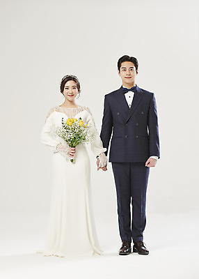 포토 JPG 스튜디오촬영 전신 부부 커플 여자 남자 행복 부케 웨딩드레스 결혼 실내 서기 미소 들기 정장 턱시도 20대 성인 두명 앞모습 손잡기 한국인 흰배경 설레임 신랑신부 성인만 웨딩촬영 국내포토 드레스 옷 감정 신부_웨딩 뷰포인트 꽃다발 신랑 백그라운드 관계 모션 표정 사람 동양인 이벤트 청년 내부 흰색 기념사진 파일형식