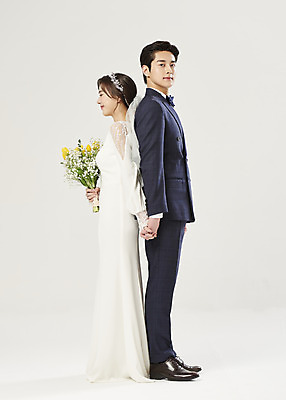 포토 JPG 스튜디오촬영 전신 부부 커플 여자 남자 행복 부케 웨딩드레스 결혼 실내 서기 들기 정장 턱시도 20대 성인 두명 옆모습 손잡기 한국인 등맞대기 흰배경 설레임 신랑신부 성인만 웨딩촬영 국내포토 드레스 옷 감정 신부_웨딩 뷰포인트 꽃다발 신랑 백그라운드 관계 모션 사람 동양인 이벤트 청년 내부 흰색 기념사진 파일형식