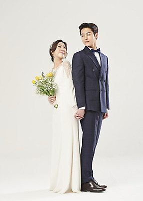 포토 JPG 스튜디오촬영 전신 부부 커플 여자 남자 행복 부케 웨딩드레스 결혼 실내 서기 들기 정장 턱시도 20대 성인 두명 옆모습 손잡기 한국인 뒤돌아보기 흰배경 설레임 신랑신부 성인만 웨딩촬영 국내포토 드레스 옷 감정 신부_웨딩 뷰포인트 꽃다발 신랑 백그라운드 관계 모션 사람 동양인 이벤트 청년 내부 흰색 기념사진 파일형식