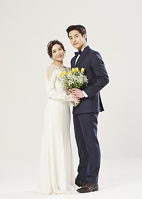 포토 JPG 스튜디오촬영 전신 부부 커플 여자 남자 행복 부케 웨딩드레스 결혼 실내 서기 미소 들기 정장 턱시도 20대 성인 두명 옆모습 한국인 흰배경 설레임 신랑신부 성인만 웨딩촬영 국내포토 드레스 옷 감정 신부_웨딩 뷰포인트 꽃다발 신랑 백그라운드 관계 모션 표정 사람 동양인 이벤트 청년 내부 흰색 기념사진 파일형식