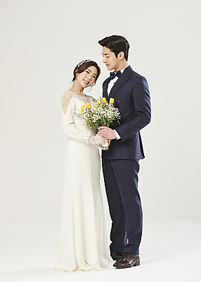 포토 JPG 스튜디오촬영 전신 부부 커플 여자 남자 행복 부케 웨딩드레스 결혼 실내 서기 미소 들기 정장 턱시도 20대 성인 두명 옆모습 한국인 흰배경 설레임 신랑신부 성인만 웨딩촬영 국내포토 드레스 옷 감정 신부_웨딩 뷰포인트 꽃다발 신랑 백그라운드 관계 모션 표정 사람 동양인 이벤트 청년 내부 흰색 기념사진 파일형식