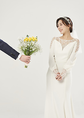 포토 JPG 스튜디오촬영 손 부부 커플 여자 행복 신부 부케 웨딩드레스 신랑 결혼 실내 한명 서기 미소 들기 상반신 20대 성인 앞모습 신체부위 한국인 흰배경 주기 설레임 성인여자한명만 웨딩촬영 국내포토 1 드레스 감정 뷰포인트 꽃다발 백그라운드 관계 모션 표정 사람 동양인 이벤트 청년 내부 흰색 기념사진 여자한명만 성인여자만 파일형식