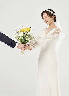 포토 JPG 스튜디오촬영 손 부부 커플 여자 행복 신부 부케 웨딩드레스 신랑 결혼 실내 한명 서기 미소 들기 상반신 20대 성인 앞모습 신체부위 한국인 흰배경 주기 설레임 성인여자한명만 웨딩촬영 국내포토 1 드레스 감정 뷰포인트 꽃다발 백그라운드 관계 모션 표정 사람 동양인 이벤트 청년 내부 흰색 기념사진 여자한명만 성인여자만 파일형식