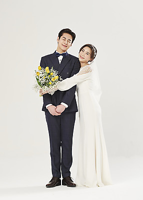 포토 JPG 스튜디오촬영 전신 부부 커플 여자 남자 행복 부케 웨딩드레스 결혼 안기 실내 서기 미소 들기 정장 턱시도 20대 성인 두명 앞모습 눈감음 한국인 흰배경 설레임 신랑신부 성인만 웨딩촬영 국내포토 드레스 옷 감정 신부_웨딩 뷰포인트 꽃다발 신랑 백그라운드 관계 모션 표정 사람 동양인 이벤트 청년 내부 흰색 기념사진 파일형식