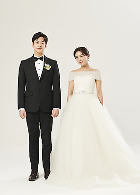 포토 JPG 스튜디오촬영 전신 부부 커플 여자 남자 행복 웨딩드레스 결혼 실내 서기 미소 정장 턱시도 20대 성인 두명 앞모습 한국인 흰배경 설레임 신랑신부 성인만 웨딩촬영 국내포토 드레스 옷 감정 신부_웨딩 뷰포인트 신랑 백그라운드 관계 모션 표정 사람 동양인 이벤트 청년 내부 흰색 기념사진 파일형식