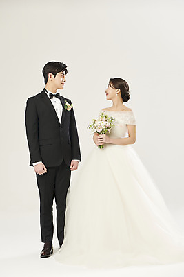 포토 JPG 스튜디오촬영 전신 부부 커플 여자 남자 행복 부케 웨딩드레스 결혼 실내 서기 들기 정장 턱시도 20대 성인 두명 앞모습 마주보기 한국인 흰배경 설레임 신랑신부 성인만 웨딩촬영 국내포토 드레스 옷 감정 신부_웨딩 뷰포인트 꽃다발 신랑 백그라운드 관계 모션 사람 동양인 이벤트 청년 내부 흰색 기념사진 파일형식