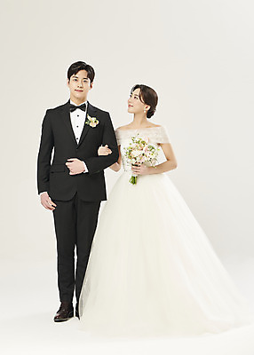 포토 JPG 스튜디오촬영 전신 부부 커플 여자 남자 행복 부케 웨딩드레스 결혼 실내 서기 미소 들기 정장 턱시도 20대 성인 두명 앞모습 팔짱 한국인 흰배경 설레임 신랑신부 성인만 웨딩촬영 국내포토 드레스 옷 감정 신부_웨딩 뷰포인트 꽃다발 신랑 백그라운드 관계 모션 표정 사람 동양인 이벤트 청년 내부 흰색 기념사진 파일형식