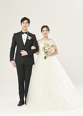 포토 JPG 스튜디오촬영 전신 부부 커플 여자 남자 행복 부케 웨딩드레스 결혼 실내 서기 미소 들기 정장 턱시도 20대 성인 두명 앞모습 팔짱 한국인 흰배경 설레임 신랑신부 성인만 웨딩촬영 국내포토 드레스 옷 감정 신부_웨딩 뷰포인트 꽃다발 신랑 백그라운드 관계 모션 표정 사람 동양인 이벤트 청년 내부 흰색 기념사진 파일형식