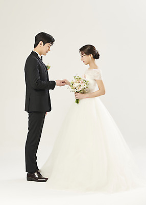 포토 JPG 스튜디오촬영 전신 부부 커플 여자 남자 행복 부케 웨딩드레스 결혼 실내 서기 들기 정장 턱시도 20대 성인 두명 옆모습 마주보기 손잡기 한국인 흰배경 설레임 신랑신부 성인만 웨딩촬영 국내포토 드레스 옷 감정 신부_웨딩 뷰포인트 꽃다발 신랑 백그라운드 관계 모션 사람 동양인 이벤트 청년 내부 흰색 기념사진 파일형식