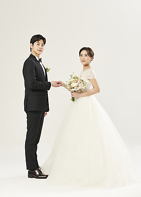 포토 JPG 스튜디오촬영 전신 부부 커플 응시 여자 남자 행복 부케 웨딩드레스 결혼 실내 서기 미소 들기 정장 턱시도 20대 성인 두명 앞모습 손잡기 한국인 흰배경 설레임 신랑신부 성인만 웨딩촬영 국내포토 시선 드레스 옷 감정 신부_웨딩 뷰포인트 꽃다발 신랑 백그라운드 관계 모션 표정 사람 동양인 이벤트 청년 내부 흰색 기념사진 파일형식