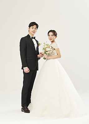 포토 JPG 스튜디오촬영 전신 부부 커플 응시 여자 남자 행복 부케 웨딩드레스 결혼 실내 서기 미소 들기 정장 턱시도 20대 성인 두명 앞모습 손잡기 한국인 흰배경 설레임 신랑신부 성인만 웨딩촬영 국내포토 시선 드레스 옷 감정 신부_웨딩 뷰포인트 꽃다발 신랑 백그라운드 관계 모션 표정 사람 동양인 이벤트 청년 내부 흰색 기념사진 파일형식