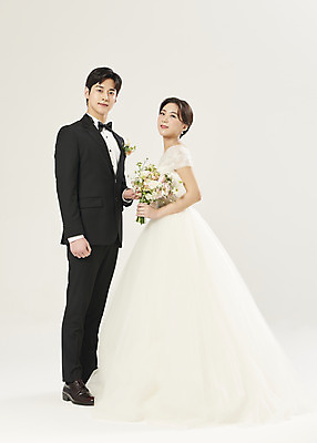 포토 JPG 스튜디오촬영 전신 부부 커플 응시 여자 남자 행복 부케 웨딩드레스 결혼 실내 서기 미소 들기 정장 턱시도 20대 성인 두명 앞모습 옆모습 한국인 흰배경 설레임 신랑신부 성인만 웨딩촬영 국내포토 시선 드레스 옷 감정 신부_웨딩 뷰포인트 꽃다발 신랑 백그라운드 관계 모션 표정 사람 동양인 이벤트 청년 내부 흰색 기념사진 파일형식