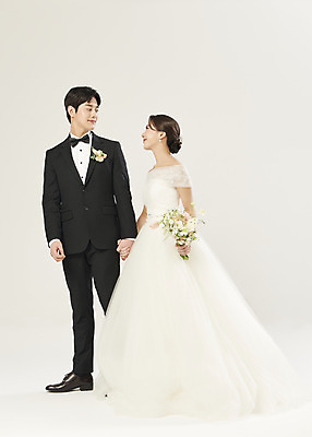포토 JPG 스튜디오촬영 전신 부부 커플 여자 남자 행복 부케 웨딩드레스 결혼 실내 미소 들기 정장 턱시도 20대 성인 두명 앞모습 옆모습 마주보기 걷기 손잡기 한국인 흰배경 설레임 신랑신부 성인만 웨딩촬영 국내포토 드레스 옷 감정 신부_웨딩 뷰포인트 꽃다발 신랑 백그라운드 관계 모션 표정 사람 동양인 이벤트 청년 내부 흰색 기념사진 파일형식