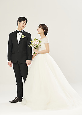 포토 JPG 스튜디오촬영 전신 부부 커플 여자 남자 행복 부케 웨딩드레스 결혼 실내 미소 들기 정장 턱시도 20대 성인 두명 옆모습 마주보기 걷기 손잡기 한국인 흰배경 설레임 신랑신부 성인만 웨딩촬영 국내포토 드레스 옷 감정 신부_웨딩 뷰포인트 꽃다발 신랑 백그라운드 관계 모션 표정 사람 동양인 이벤트 청년 내부 흰색 기념사진 파일형식