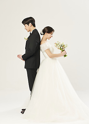 포토 JPG 스튜디오촬영 전신 부부 커플 여자 남자 행복 부케 웨딩드레스 결혼 실내 서기 들기 정장 턱시도 20대 성인 두명 옆모습 한국인 등맞대기 흰배경 설레임 신랑신부 성인만 웨딩촬영 국내포토 드레스 옷 감정 신부_웨딩 뷰포인트 꽃다발 신랑 백그라운드 관계 모션 사람 동양인 이벤트 청년 내부 흰색 기념사진 파일형식