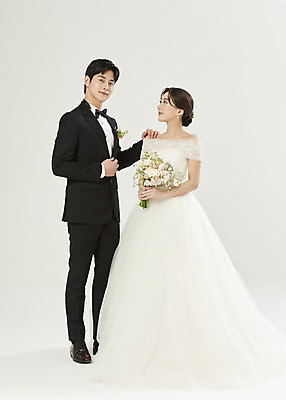 포토 JPG 스튜디오촬영 전신 부부 커플 응시 여자 남자 행복 부케 웨딩드레스 결혼 실내 서기 미소 들기 정장 턱시도 20대 성인 두명 앞모습 옆모습 한국인 흰배경 설레임 신랑신부 성인만 어깨에손 웨딩촬영 국내포토 시선 드레스 옷 감정 신부_웨딩 뷰포인트 꽃다발 신랑 백그라운드 관계 모션 표정 사람 동양인 이벤트 청년 내부 흰색 기념사진 파일형식