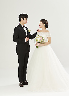 포토 JPG 스튜디오촬영 전신 부부 커플 여자 남자 행복 부케 웨딩드레스 결혼 실내 서기 미소 들기 정장 턱시도 20대 성인 두명 옆모습 마주보기 한국인 흰배경 설레임 신랑신부 성인만 어깨에손 웨딩촬영 국내포토 드레스 옷 감정 신부_웨딩 뷰포인트 꽃다발 신랑 백그라운드 관계 모션 표정 사람 동양인 이벤트 청년 내부 흰색 기념사진 파일형식