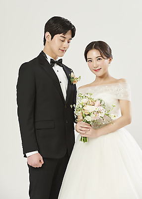 포토 JPG 스튜디오촬영 부부 커플 응시 여자 남자 행복 부케 웨딩드레스 결혼 실내 미소 들기 정장 턱시도 상반신 20대 성인 두명 앞모습 옆모습 한국인 흰배경 설레임 신랑신부 성인만 내려보기 웨딩촬영 국내포토 시선 드레스 옷 감정 신부_웨딩 뷰포인트 꽃다발 신랑 백그라운드 관계 모션 표정 사람 동양인 이벤트 청년 내부 흰색 기념사진 파일형식