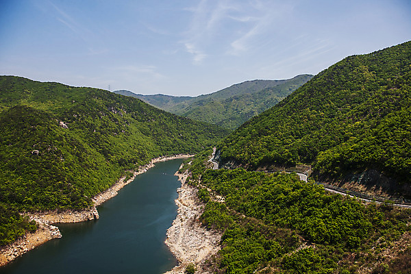 포토 JPG 주간 호수 하늘 산 풍경 사람없음 야외 경상남도 국내여행 밀양 전경 국내포토 자연요소 여행 경상도 파일형식 탑뷰