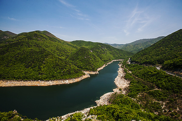 포토 JPG 주간 호수 하늘 산 풍경 사람없음 야외 강 경상남도 국내여행 밀양 전경 국내포토 자연요소 여행 경상도 파일형식 탑뷰