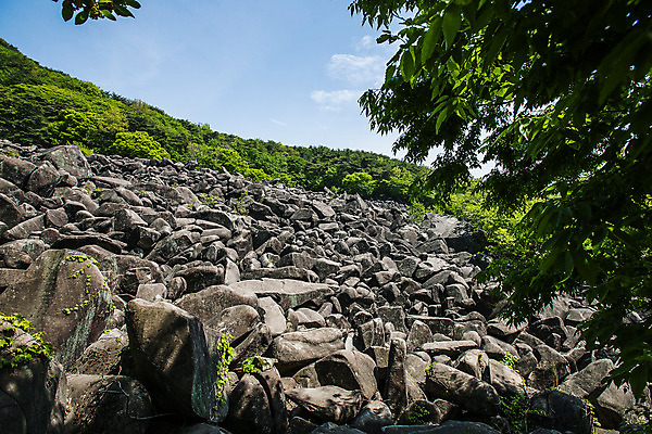 포토 JPG 주간 하늘 나뭇잎 산 풍경 사람없음 야외 바위 경상남도 국내여행 밀양 국내포토 자연요소 여행 잎 돌_바위 경상도 파일형식